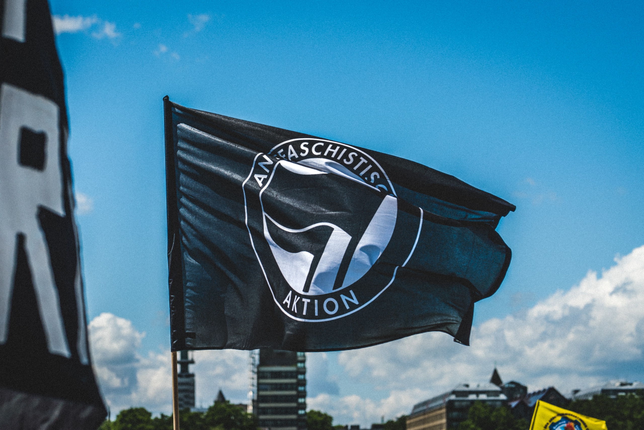 Antifa-Flagge in schwarz-weiß.